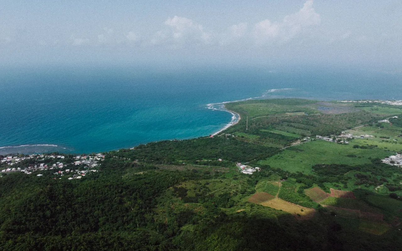 Quand on cherche à comprendre la Guadeloupe superficie, la réalité géographique surprend