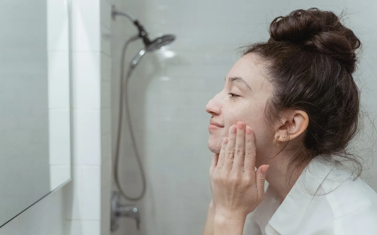 Vous avez la peau grasse et cherchez une routine qui tient vraiment